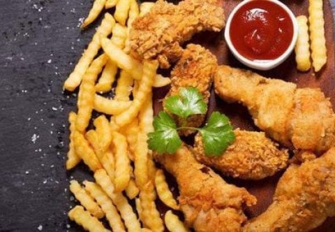 Có những loại thức ăn và đồ uống nào cần tránh để không bị táo bón?